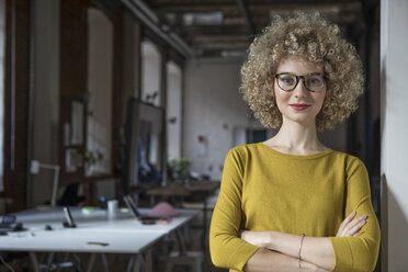 Porträt einer selbstbewussten Frau im Büro - RBF05597