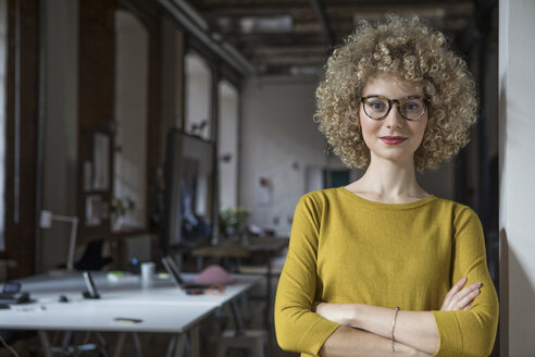 Porträt einer selbstbewussten Frau im Büro - RBF05597