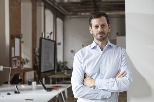 Porträt eines selbstbewussten Geschäftsmannes im Büro - RBF05599