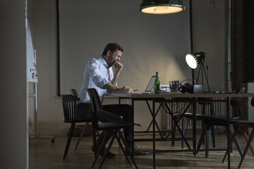 Erschöpfter Geschäftsmann arbeitet lange im Büro - RBF05611