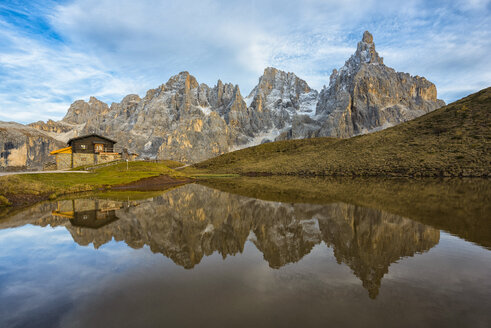 Italien, Trentino, Dolomiten, Passo Rolle, Hütte Baita Segantini und Bergkette Pale di San Martino - LOM00468