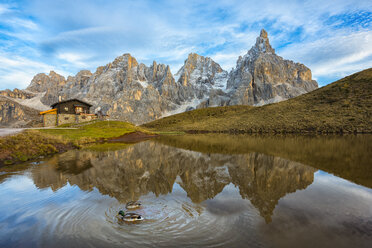 Italien, Trentino, Dolomiten, Passo Rolle, Hütte Baita Segantini und Bergkette Pale di San Martino - LOM00469