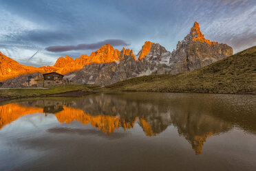 Italien, Trentino, Dolomiten, Passo Rolle, Hütte Baita Segantini und Bergkette Pale di San Martino - LOM00470