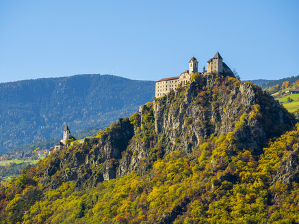 Italien, Südtirol, Altes Schloss in den Bergen - LOM00471