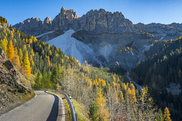 Italy, South Tyrol, Funes Valley, Odle group in autumn - LOMF00473