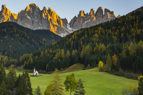 Italien, Südtirol, Füssener Tal, Geislergruppe im Herbst und Johanneskapelle, lizenzfreies Stockfoto