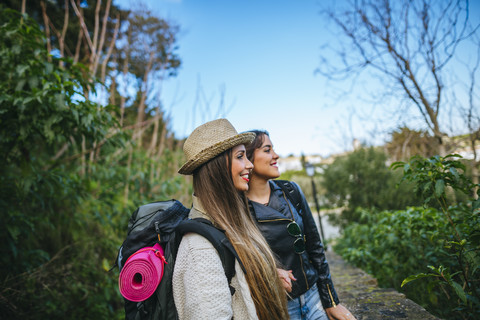 Zwei lächelnde junge Frauen auf einem Ausflug, lizenzfreies Stockfoto