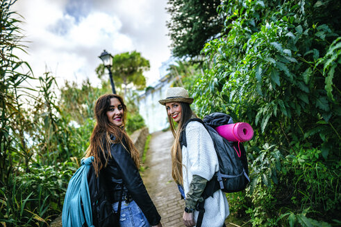 Zwei glückliche junge Frauen auf einer Reise - KIJF01111
