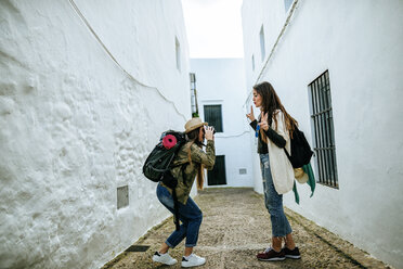 Junge reisende Frauen beim Fotografieren in einer Stadt - KIJF01119