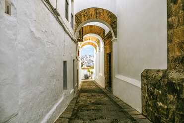 Spain, Andalusia, Vejer de la Frontera, picturesque alley Callejon de las Monjas - KIJF01146