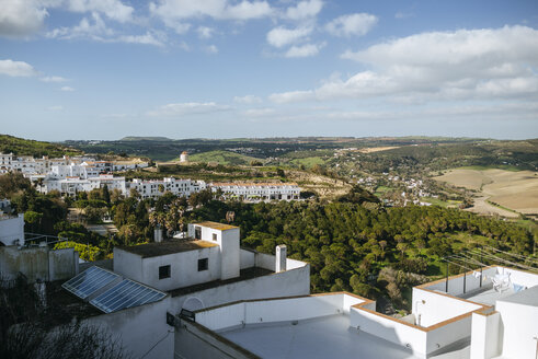 Spanien, Andalusien, Vejer de la Frontera, Stadtbild mit der Sierra de Cadiz - KIJF01166