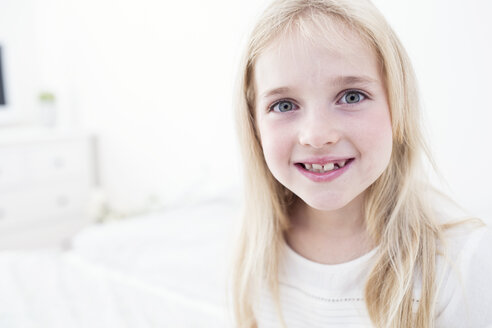 Porträt eines lächelnden blonden Mädchens - WESTF22530