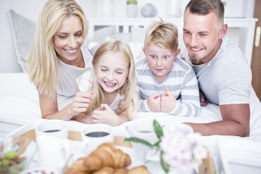 Glückliche Familie beim Frühstück im Bett - WESTF22565