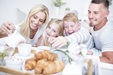 Glückliche Familie beim Frühstück im Bett - WESTF22566