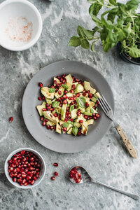 Avocadosalat mit Granatapfelkernen und Basilikum - IPF00348