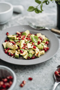 Avocadosalat mit Granatapfelkernen und Basilikum - IPF00349