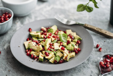 Avocadosalat mit Granatapfelkernen und Basilikum - IPF00350