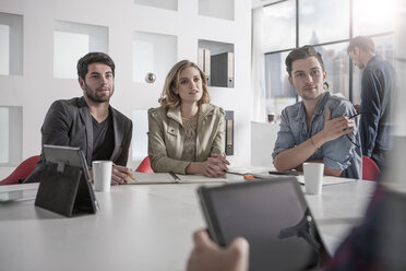 Casual business meeting in boardroom with tablet - ZEF12522