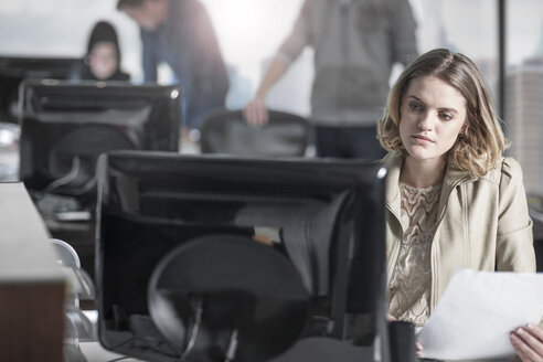 Junge Frau arbeitet am Computer am Schreibtisch im Büro - ZEF12533