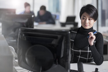 Frau arbeitet am Computer am Schreibtisch im Büro - ZEF12535