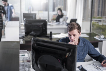 Mann arbeitet am Computer im Büro - ZEF12539