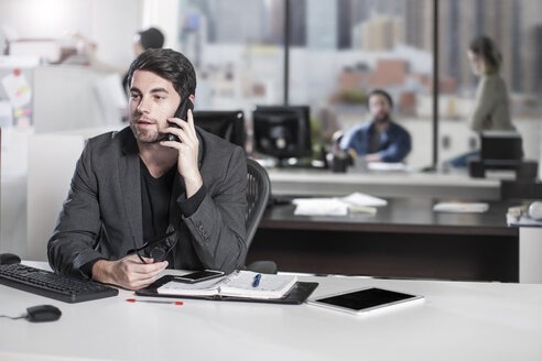 Geschäftsmann am Telefon im Büro - ZEF12540