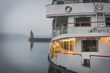 Deutschland, Baden-Württemberg, Konstanz, Hafen, Weihnachtsbeleuchtung im Nebel - KEBF00461