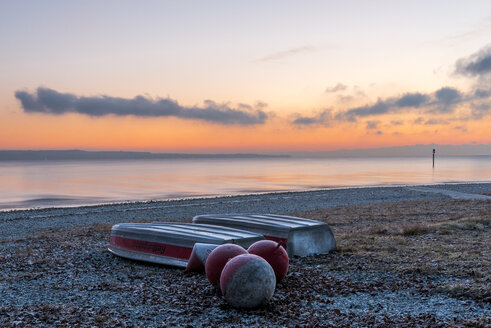 Deutschland, Baden-Württemberg, Konstanz, Strandbad Hörnle im Winter bei Sonnenaufgang - KEBF00463