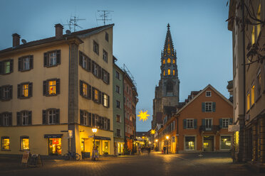 Deutschland, Baden-Württemberg, Konstanz, Weihnachtsmarkt mit Münster im Hintergrund - KEB00466