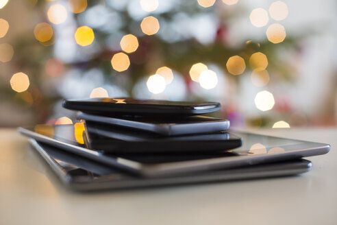 Stapel von digitalen Tablets und Smartphones zur Weihnachtszeit, Nahaufnahme - SARF03131