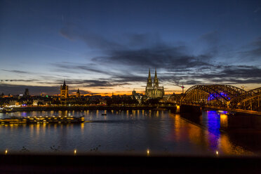 Germany, Cologne, Cologne Cathedral and Hohenzollern Bridge at night - JUNF00776