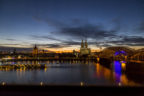 Deutschland, Köln, Kölner Dom und Hohenzollernbrücke bei Nacht - JUNF00776