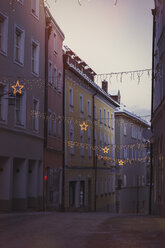 Deutschland, Passau, Weihnachtsbeleuchtung zwischen Häusern in der Altstadt - JUNF00782