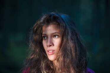 Porträt einer jungen Frau im Wald - WVF00817