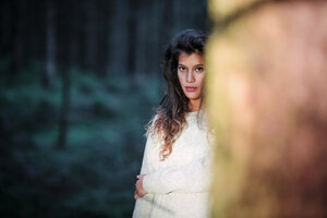 Porträt einer jungen Frau im Wald - WVF00821