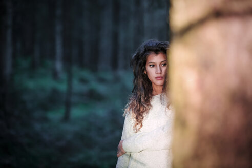 Porträt einer jungen Frau im Wald - WVF00822