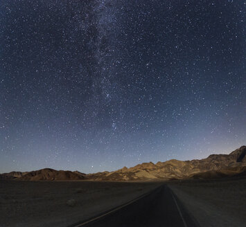 USA, Kalifornien, Death Valley, Nachtaufnahme mit Sternen und Milchstraße über der Straße zum Zabriskie Point - EPF00292