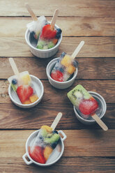 Bowls of fruit ice lollies with fresh fruits on white ground - RTBF00610