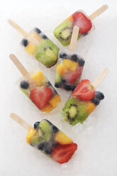 Six fruit ice lollies with fresh fruits on white ground - RTBF00611