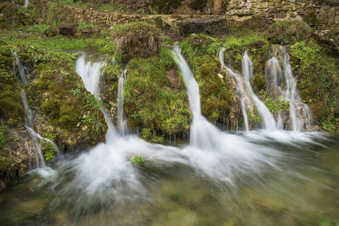 Spanien, Orbaneja del Castillo, Wasserfall, lizenzfreies Stockfoto