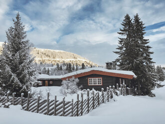 Norwegen, Oppland, Blockhaus in Winterlandschaft - JUBF00189