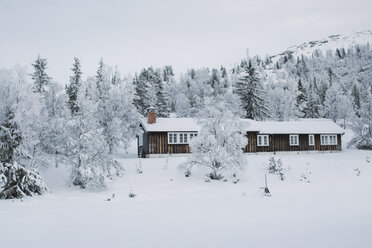 Norwegen, Oppland, Blockhaus in Winterlandschaft - JUBF00197