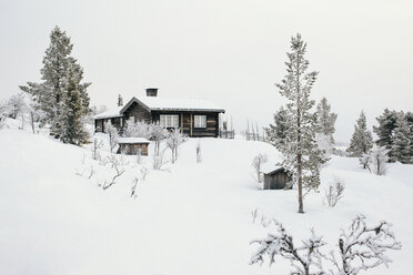 Norwegen, Oppland, Blockhaus in Winterlandschaft - JUBF00199