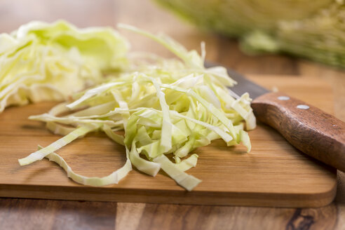 Chopped cabbage on wooden board - JUNF00792