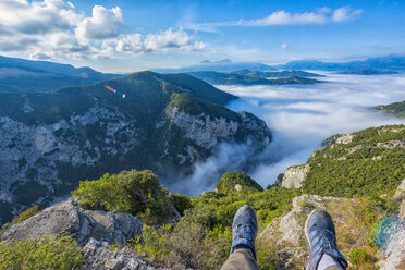 Italy, Marche, Apennines Mountains, Furlo Pass, feet of resting hiker on top of mountain - LOMF00495