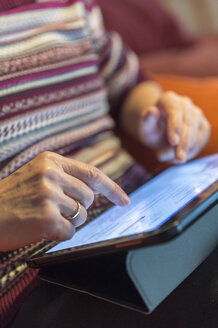 Ältere Frau benutzt Tablet zu Hause, Nahaufnahme - FRF00495