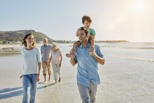 Südafrika, Kapstadt, Drei-Generationen-Familie beim Spaziergang am Strand - RORF00535