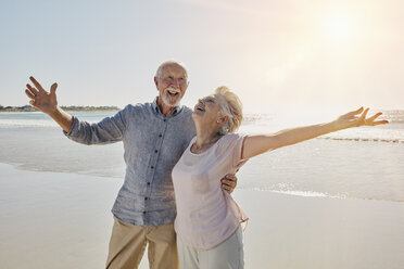 Glückliches Seniorenpaar am Strand - RORF00538