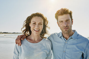 Portrait of couple on the beach - RORF00548