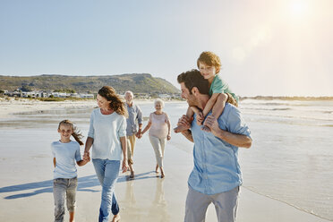 Drei Generationen Familie beim Spaziergang am Strand - RORF00550